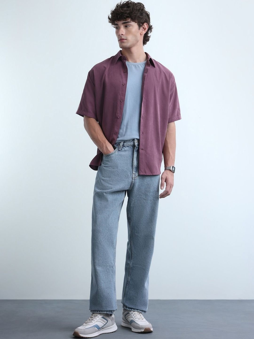 Men's Light-Wash Relaxed Straight Jeans